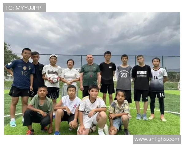 足球明星亲临校园与小朋友互动签名传递运动热情与梦想